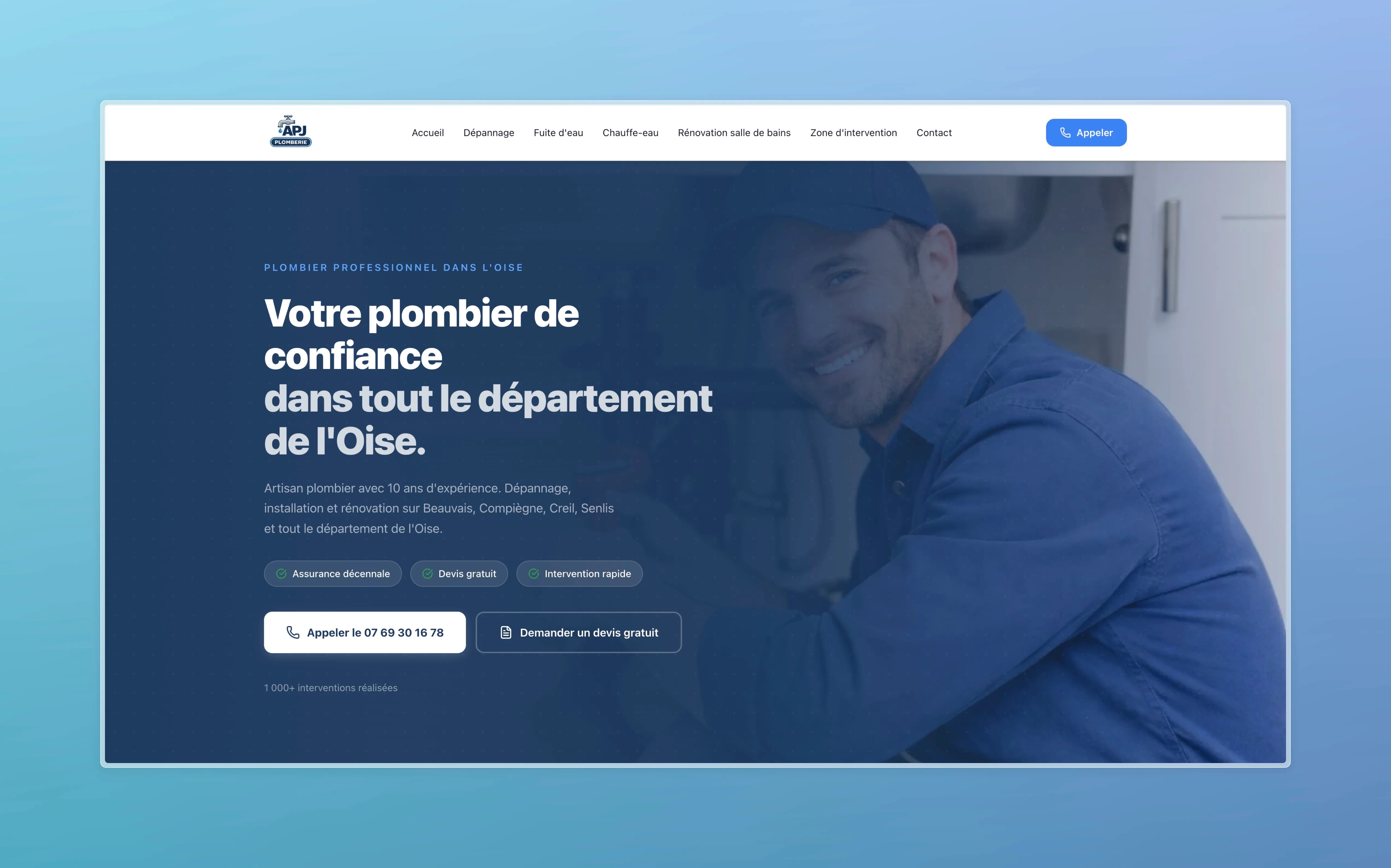 Page d'accueil du site Artisan Plombier Jabre montrant un plombier souriant et le bandeau de présentation des services dans l'Oise